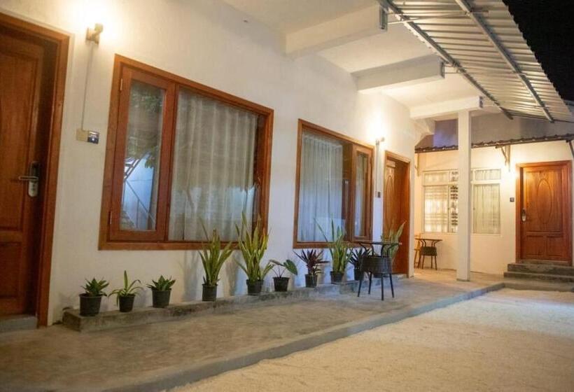 هتل Avanti Surf & Stay