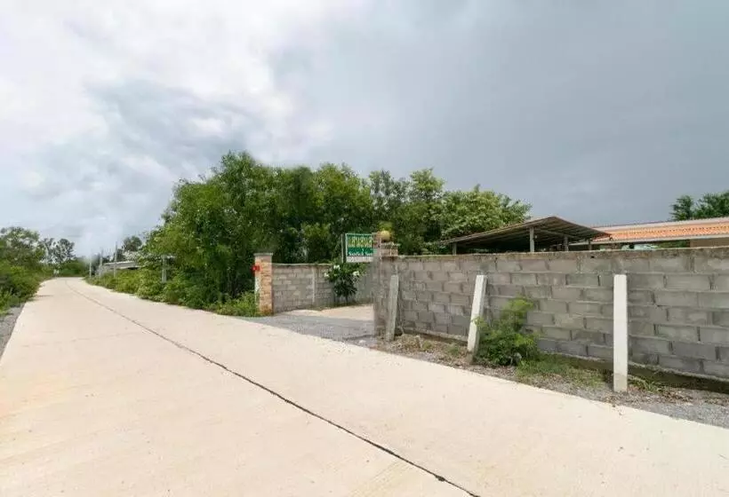 Hotelli Oyo 949 Sansuk Resort Paknampran