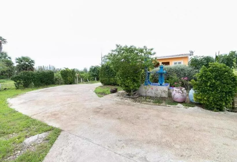 Hotelli Oyo 949 Sansuk Resort Paknampran