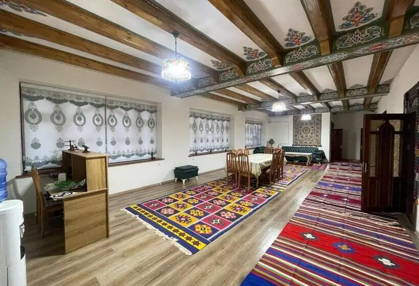 پانسیون Anoragul Guest House