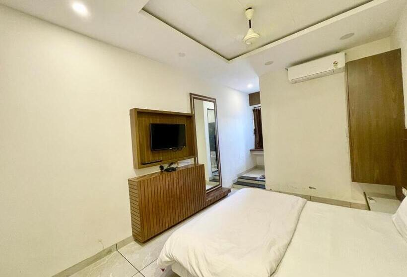 Govindam Inn ! Ujjain Fully Air Conditioned Hotel At Prime Location With Parking Availability, Near