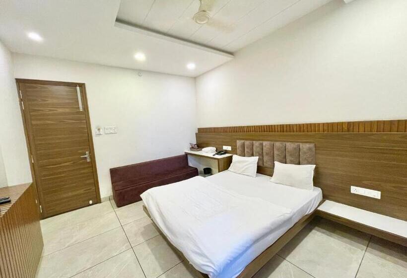 Govindam Inn ! Ujjain Fully Air Conditioned Hotel At Prime Location With Parking Availability, Near