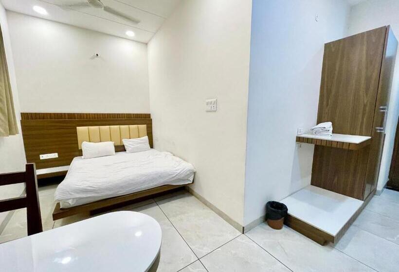 Govindam Inn ! Ujjain Fully Air Conditioned Hotel At Prime Location With Parking Availability, Near