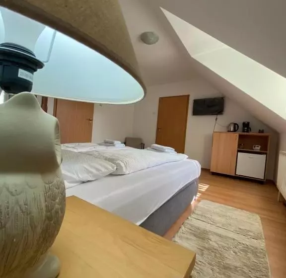 Mat & Edw Room