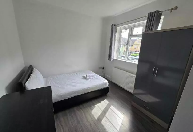 ペンション Room In Guest Room   Limehouse Townhomes Modern Spacious Serviced En Suite Room With A Garden View