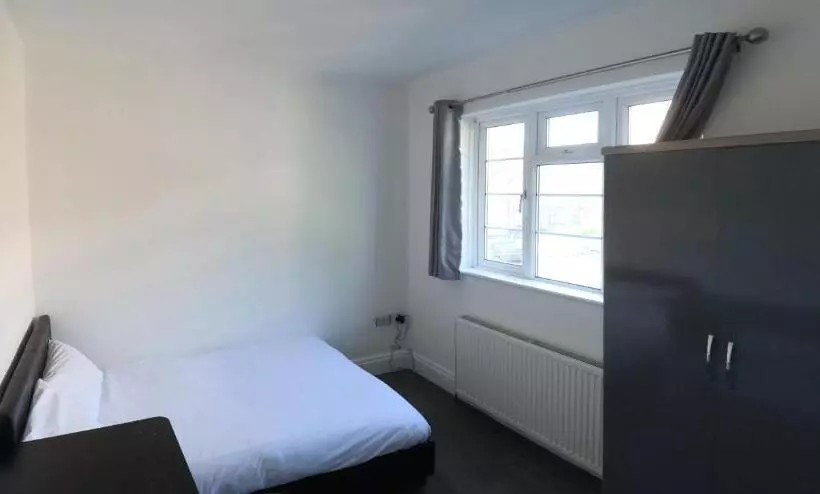 ペンション Room In Guest Room   Limehouse Townhomes Modern Spacious Serviced En Suite Room With A Garden View