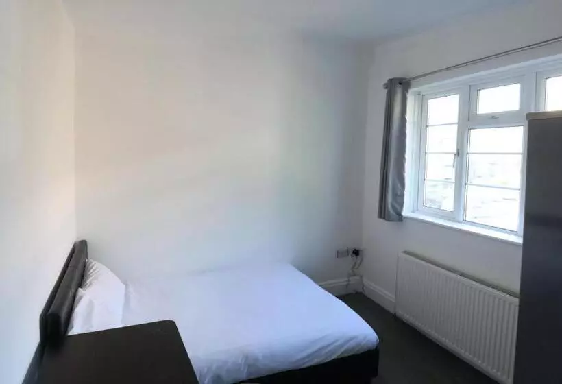 ペンション Room In Guest Room   Limehouse Townhomes Modern Spacious Serviced En Suite Room With A Garden View