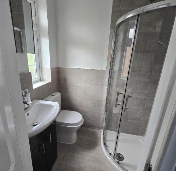 Пансион Room In Guest Room   Limehouse Townhomes Modern Spacious Serviced En Suite Room With A Garden View