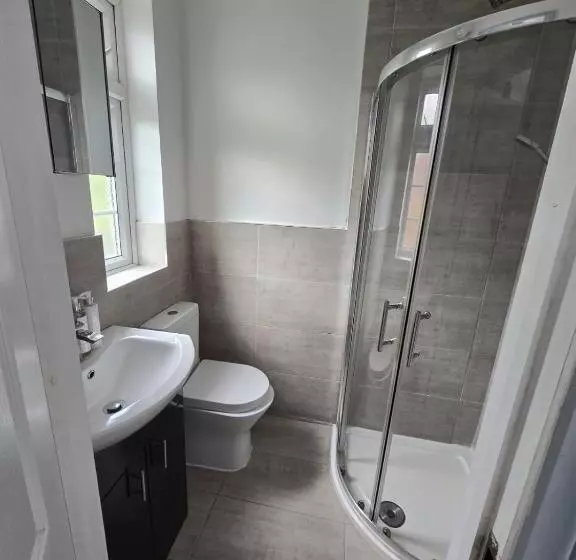 ペンション Room In Guest Room   Limehouse Townhomes Modern Spacious Serviced En Suite Room With A Garden View