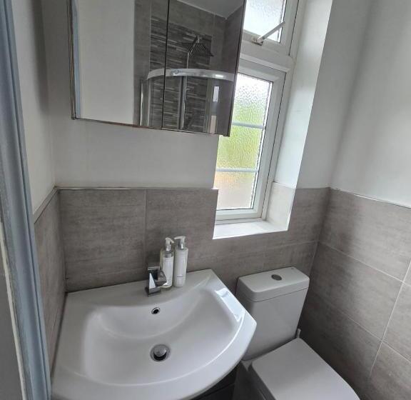 Пансион Room In Guest Room   Limehouse Townhomes Modern Spacious Serviced En Suite Room With A Garden View