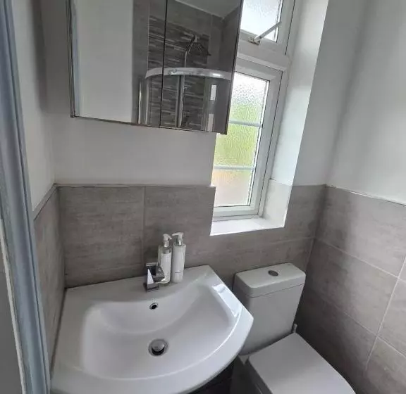ペンション Room In Guest Room   Limehouse Townhomes Modern Spacious Serviced En Suite Room With A Garden View