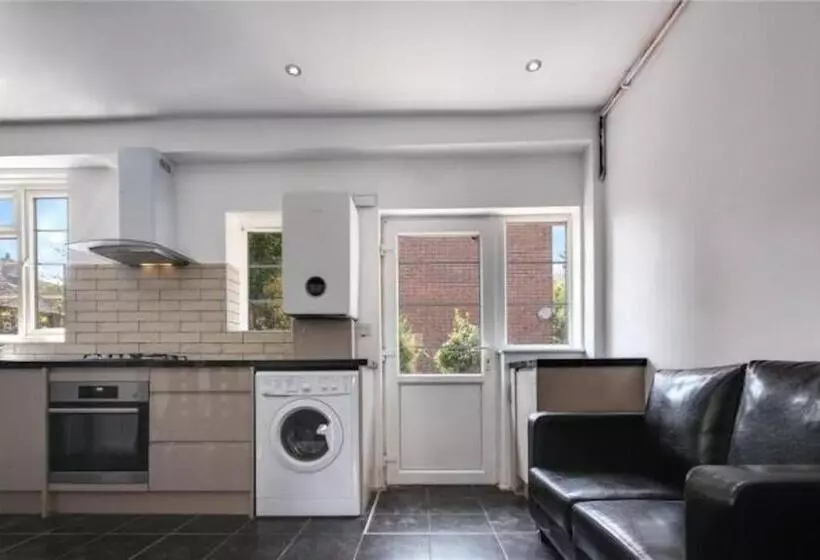 ペンション Room In Guest Room   Limehouse Townhomes Modern Spacious Serviced En Suite Room With A Garden View