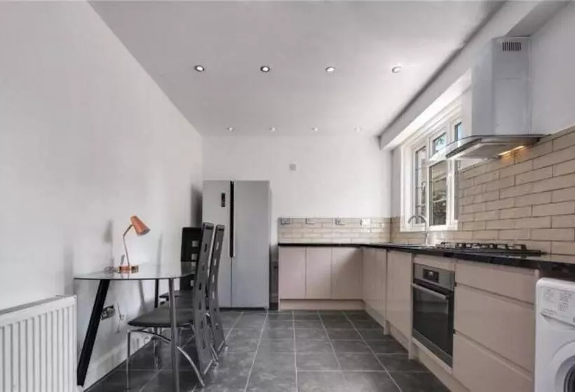 ペンション Room In Guest Room   Limehouse Townhomes Modern Spacious Serviced En Suite Room With A Garden View