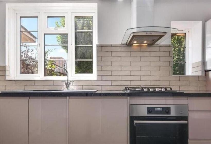 Пансион Room In Guest Room   Limehouse Townhomes Modern Spacious Serviced En Suite Room With A Garden View