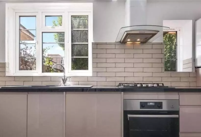 ペンション Room In Guest Room   Limehouse Townhomes Modern Spacious Serviced En Suite Room With A Garden View