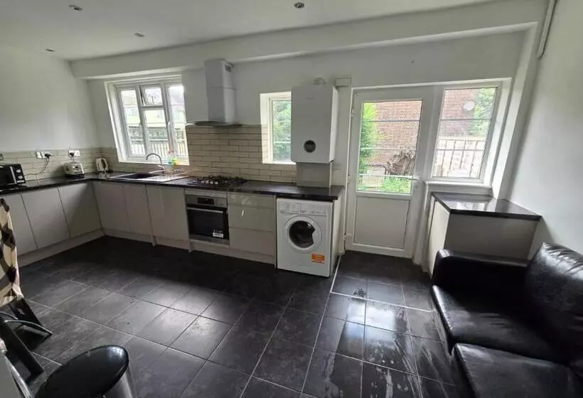 ペンション Room In Guest Room   Limehouse Townhomes Modern Spacious Serviced En Suite Room With A Garden View