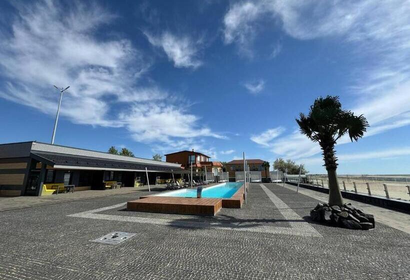 בית מלון כפרי Black Sea Resort