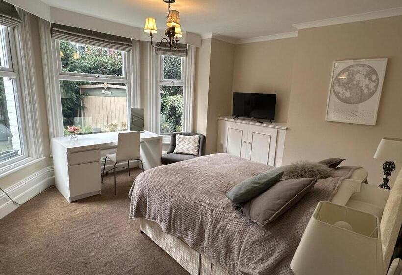 Lennox Lea Studios And Apartments