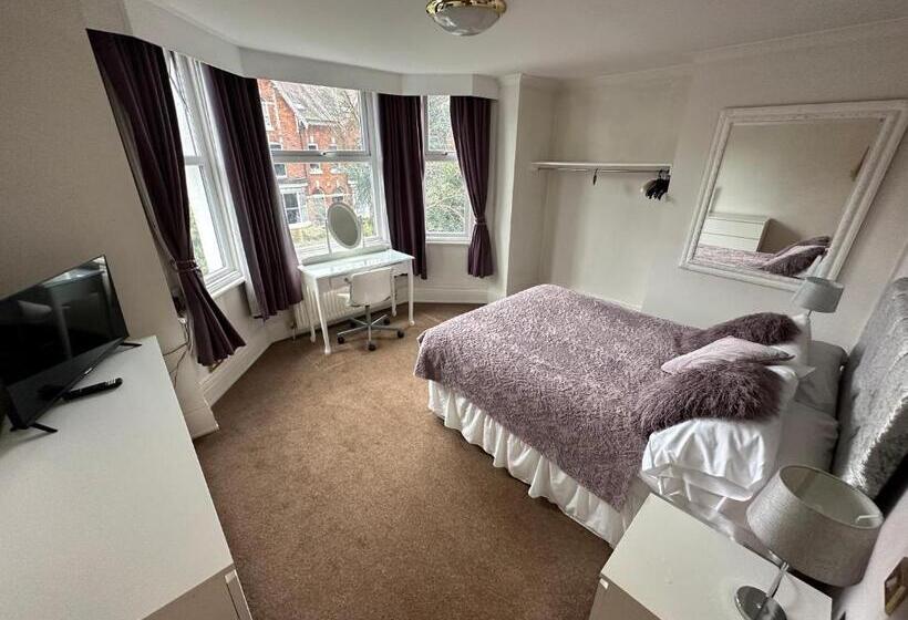 Lennox Lea Studios And Apartments