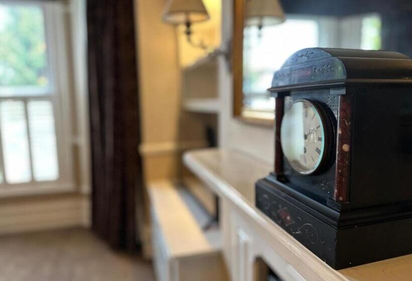 Lennox Lea Studios And Apartments