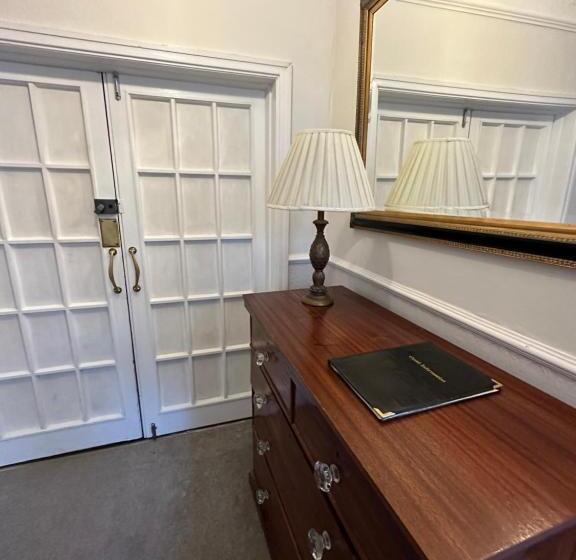 Lennox Lea Studios And Apartments