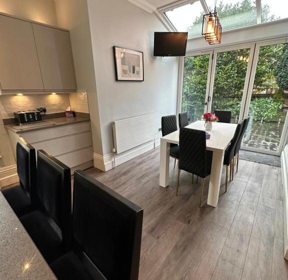 Lennox Lea Studios And Apartments