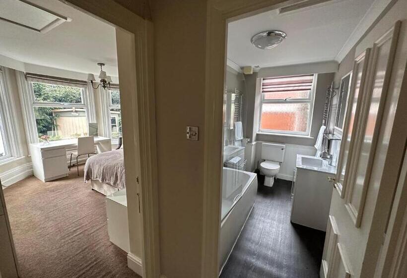 Lennox Lea Studios And Apartments