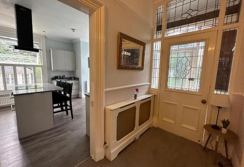 Lennox Lea Studios And Apartments