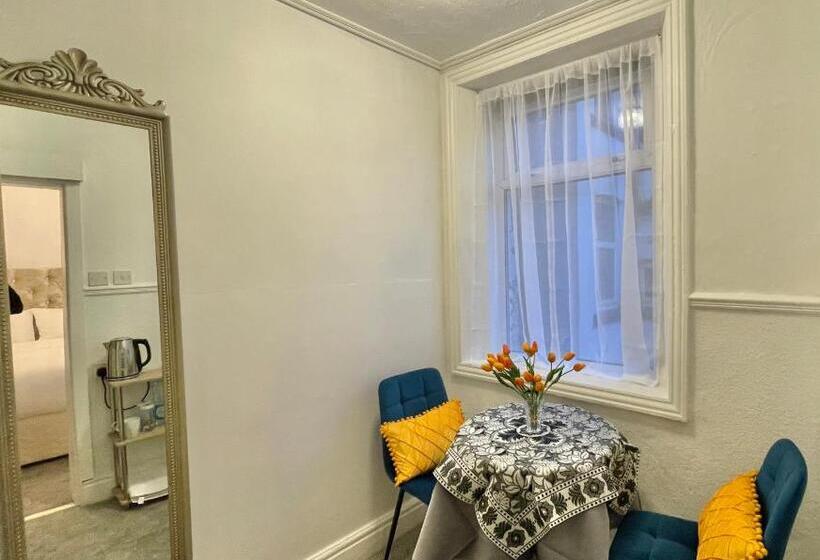 بنسيون Double Room With Private Bathroom 16 Havelock Street 6