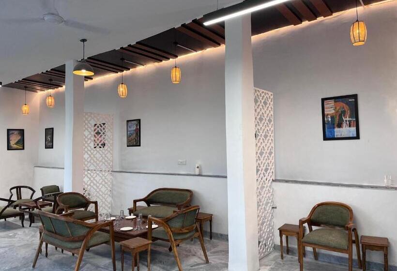 Hotel Crestmont Snow View Resort Ranikhet