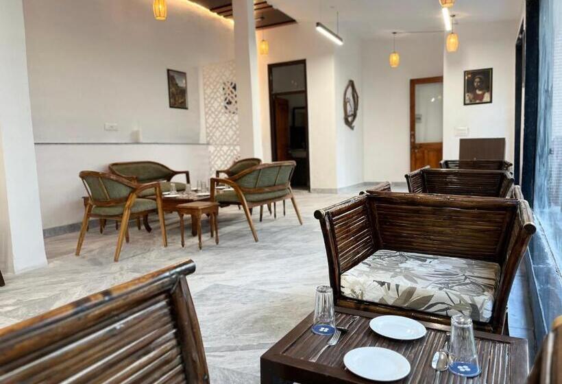 Hotel Crestmont Snow View Resort Ranikhet