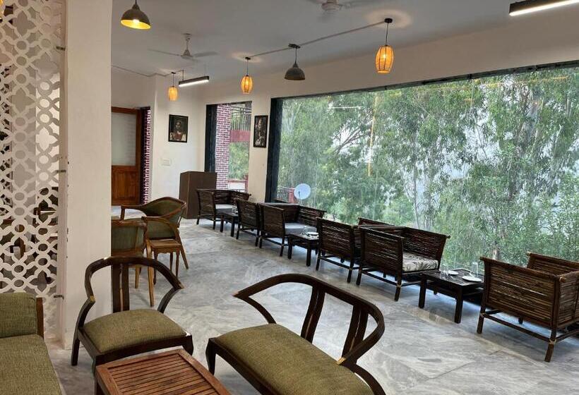 Hotel Crestmont Snow View Resort Ranikhet
