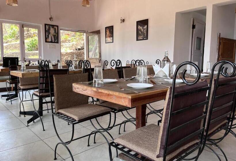 Hotel Crestmont Snow View Resort Ranikhet