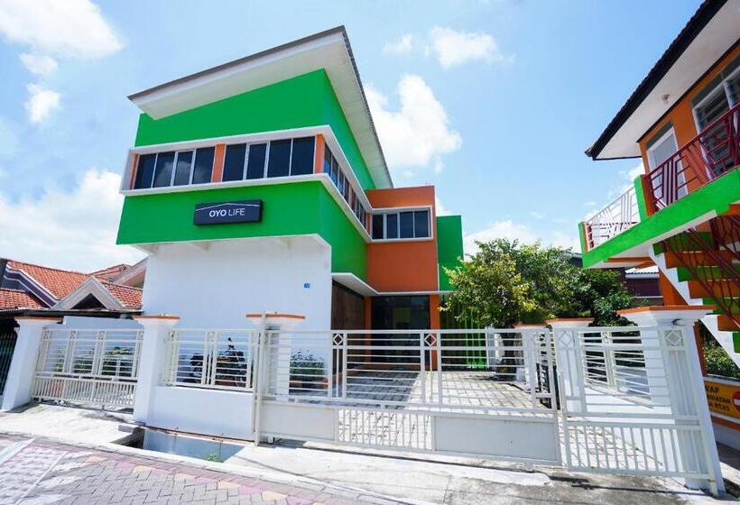 فندق Oyo Life 3078 Kost Putri Made