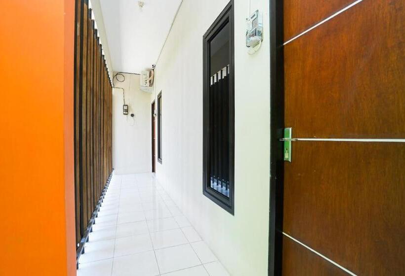 فندق Oyo Life 3078 Kost Putri Made