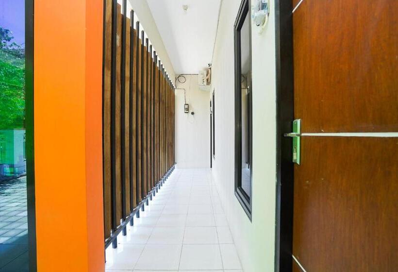 فندق Oyo Life 3078 Kost Putri Made