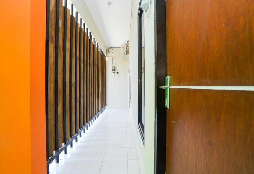 فندق Oyo Life 3078 Kost Putri Made