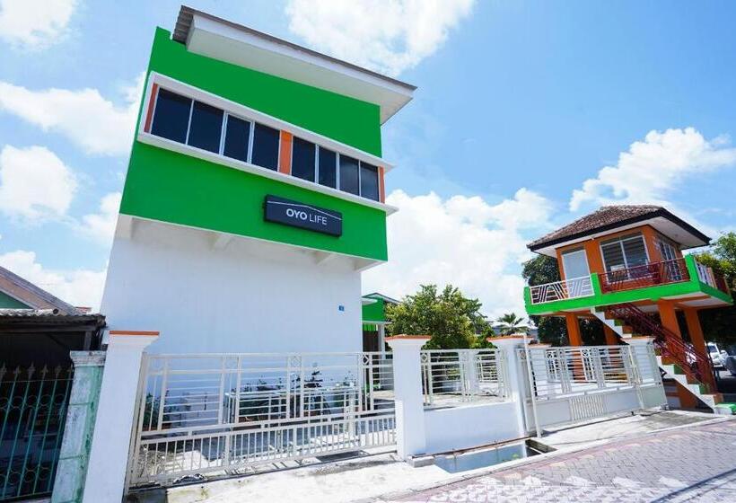 فندق Oyo Life 3078 Kost Putri Made