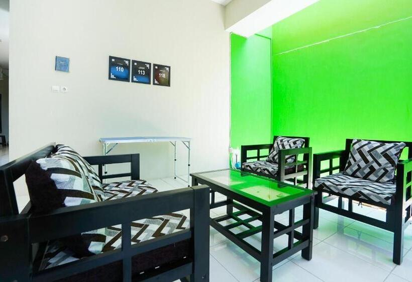 فندق Oyo Life 3078 Kost Putri Made