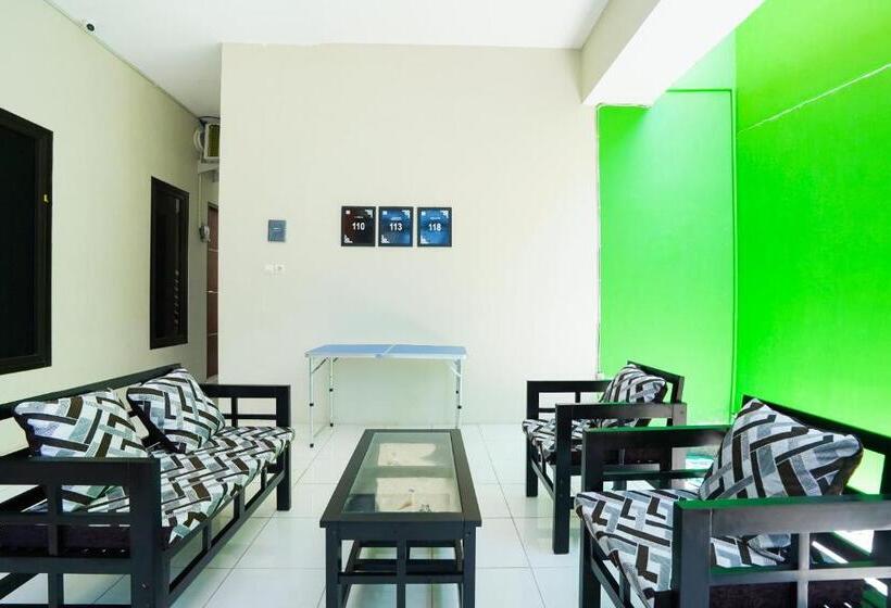 فندق Oyo Life 3078 Kost Putri Made