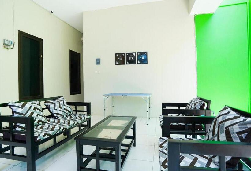 فندق Oyo Life 3078 Kost Putri Made