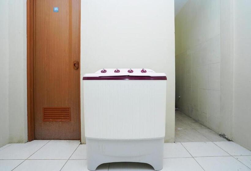 فندق Oyo Life 3078 Kost Putri Made