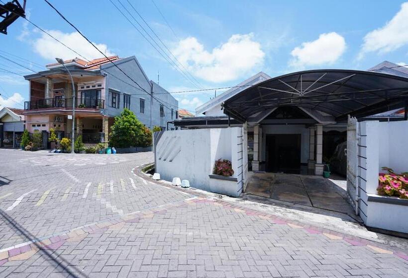 فندق Oyo Life 3078 Kost Putri Made