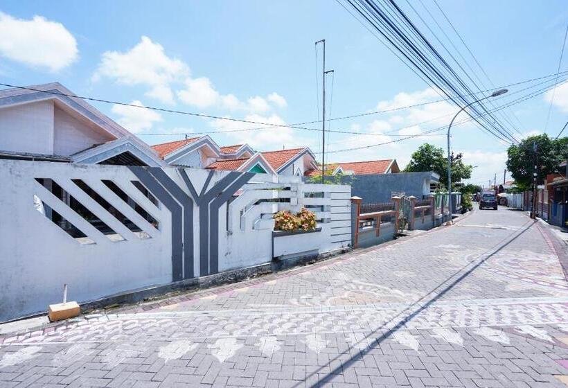 فندق Oyo Life 3078 Kost Putri Made