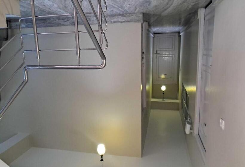 O 35610 Hotel Shayabong