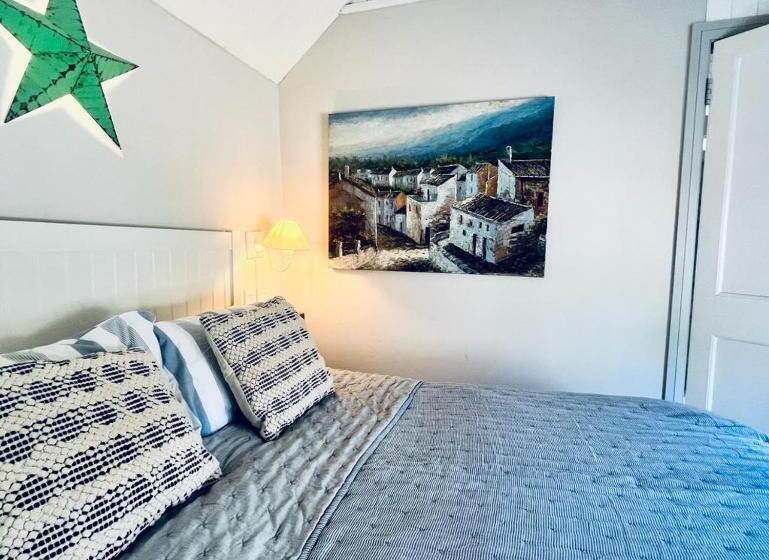 Пансион Little Lodge At Blue Door Barns