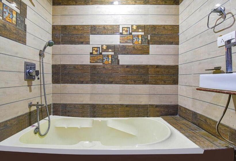 Fabhotel Tak International