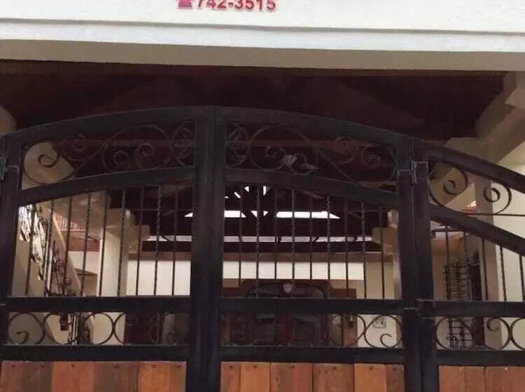 Aamiaismajoitus (B&B) Casa Roces