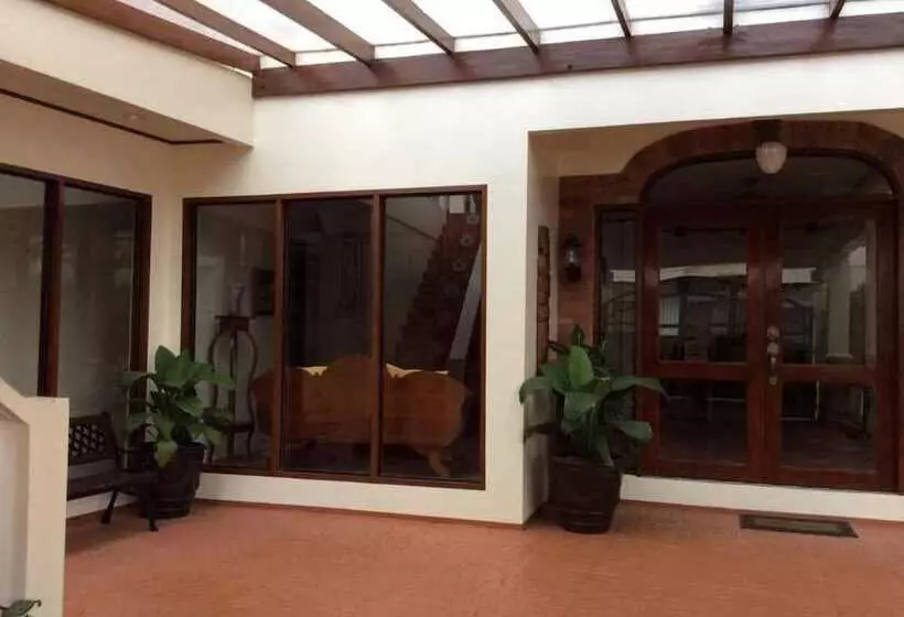 Aamiaismajoitus (B&B) Casa Roces