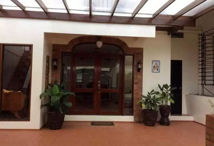 Aamiaismajoitus (B&B) Casa Roces